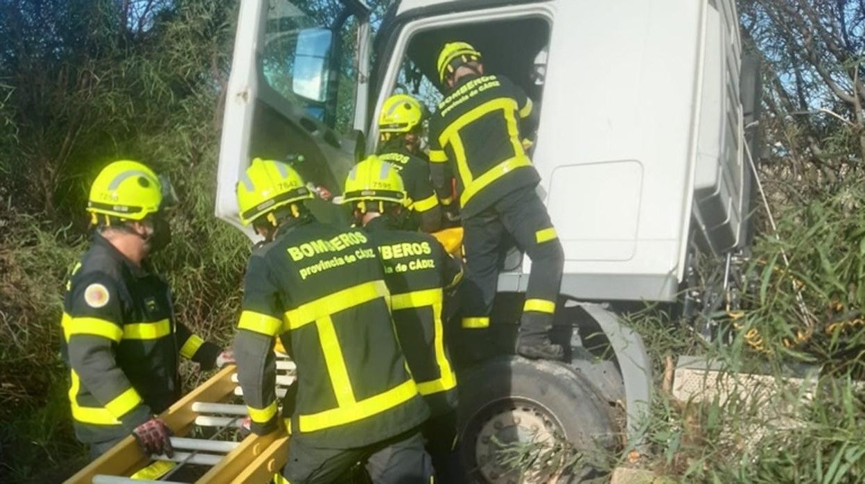 Un momento del rescate de los bomberos.