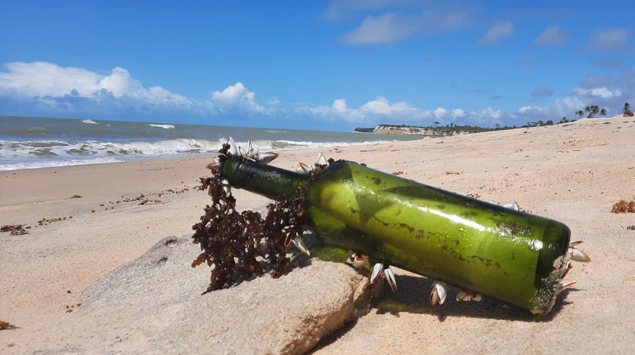 La botella, que ha aparecido en una playa brasileña.