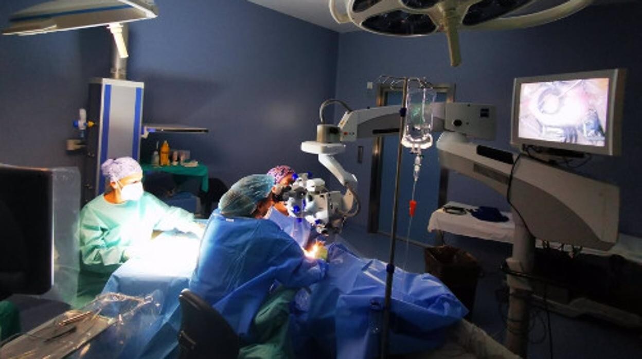 El Hospital de La Línea acoge una jornada de innovación quirúrgica en Oftalmología