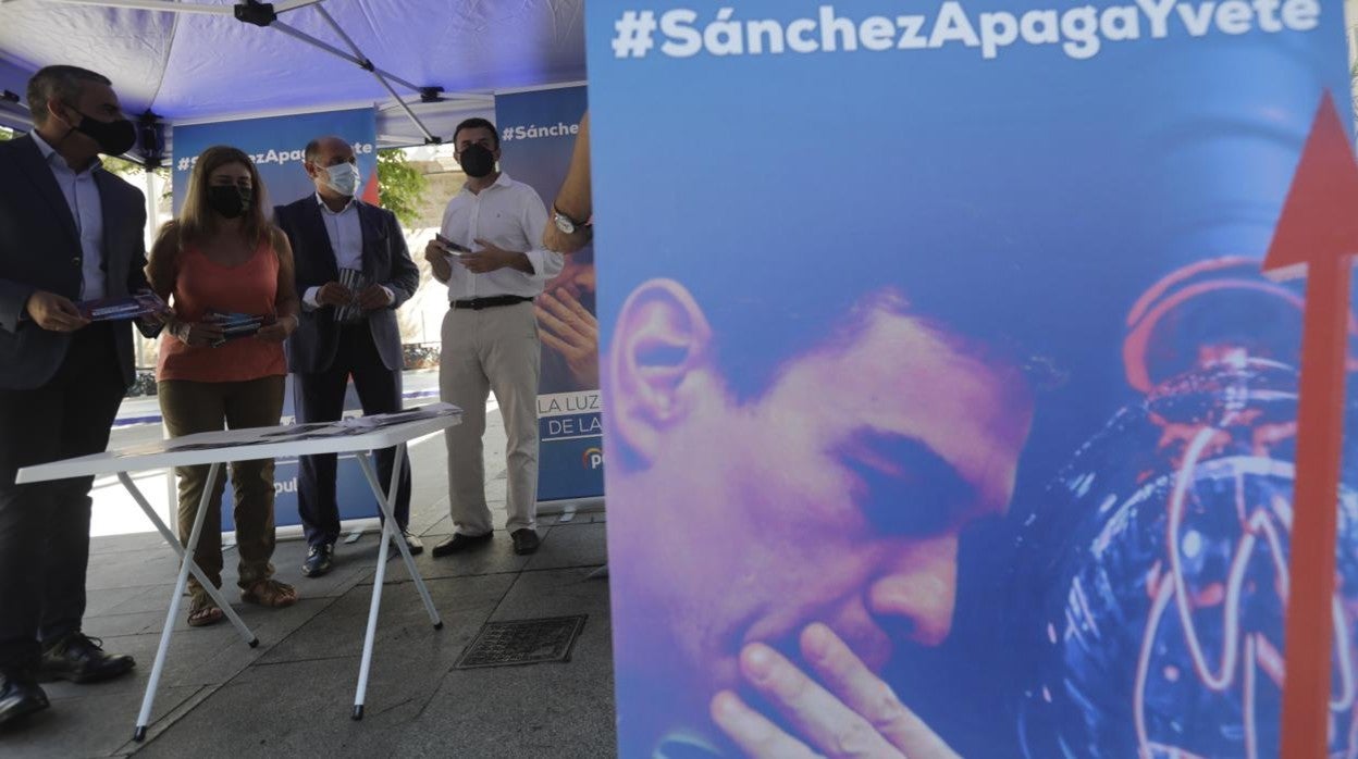 El PP de Cádiz presentó ayer en Cádiz su campaña informativa contra la subida de la luz.