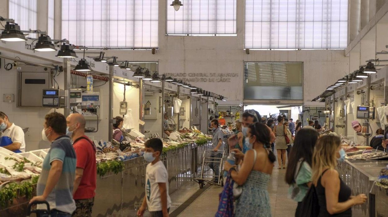 Interior del Mercado central gaditano.