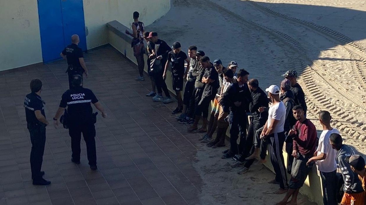 Migrantes llegados a la playa de Cortadura.