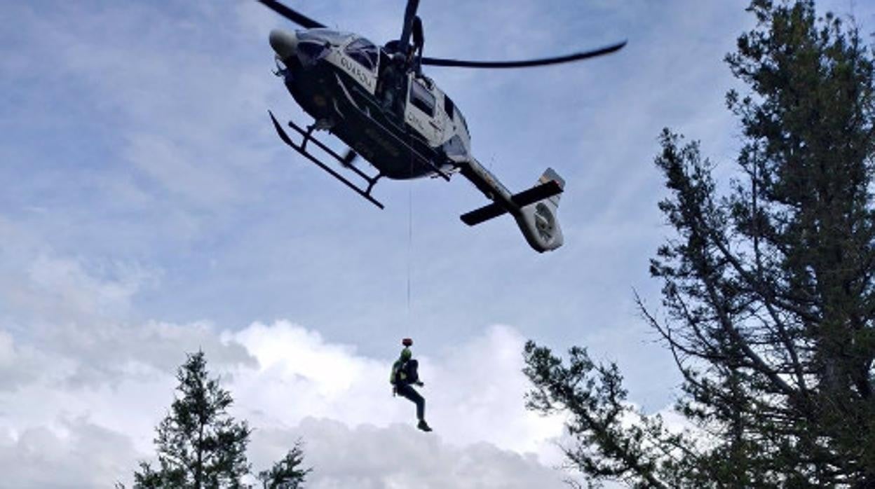 Rescatado en helicóptero un senderista accidentado en la Sierra de Grazalema