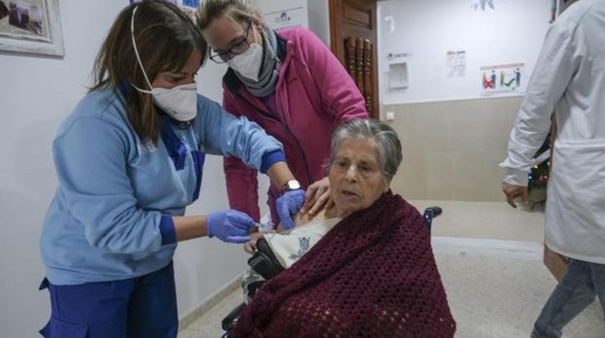 Campaña de vacunación en la residencia de personas con Alzheimer AFANASChiclana.