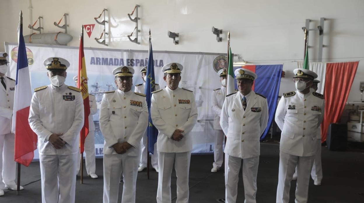 En el centro, sin mascarillas, el Almirante Díaz del Río, el Almirante Martorell Lacave y el Vicealmirante de la Marine Nationale francesa, Xavier Baudouard