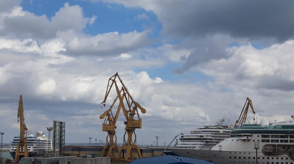 El astillero de Cádiz se encuentra al completo con la presencia de cinco cruceros