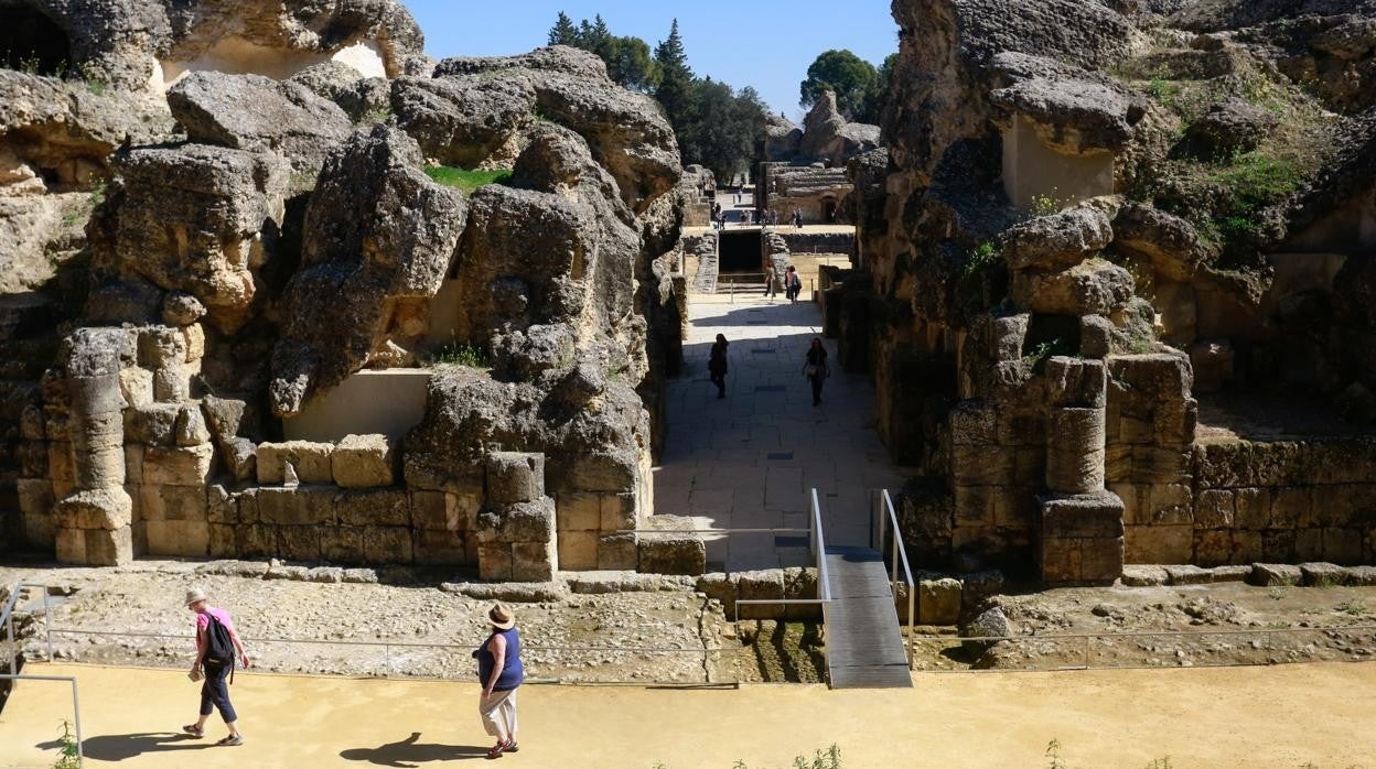 Turistas visitan en el conjunto arqueológico de Itálica