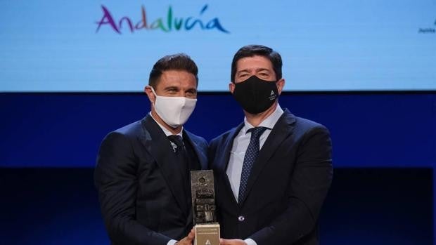 El futbolista portuense Joaquín Sánchez recibe el premio Embajador de Andalucía de Turismo