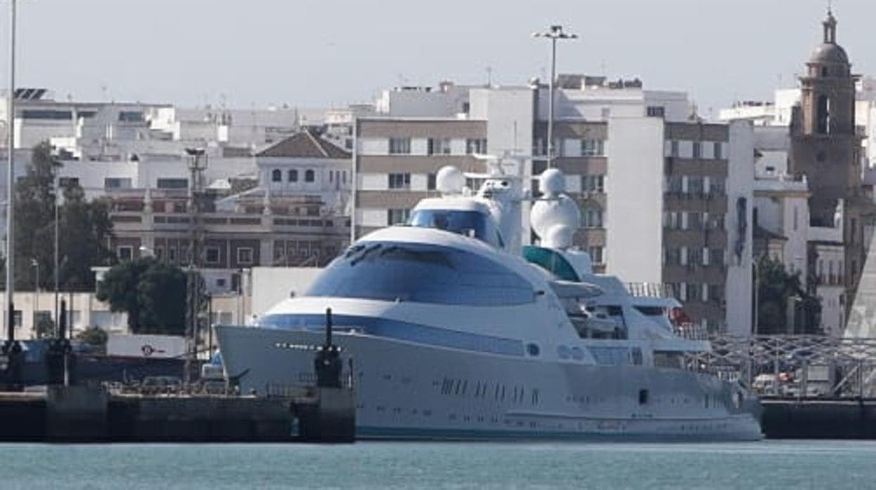 El yate de los 160 millones de euros vuelve a elevar la categoría del puerto de Cádiz