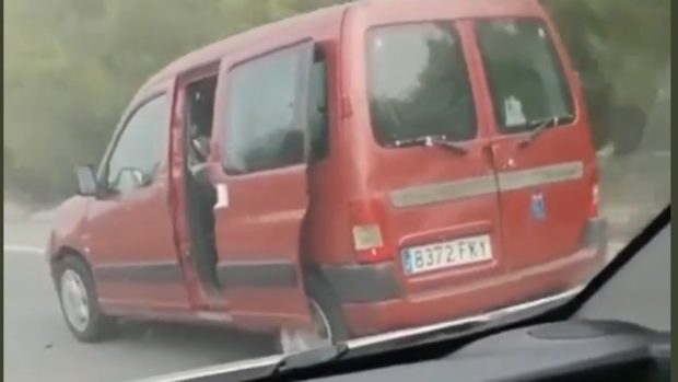 Circula a 110 km con la puerta abierta en una carretera de Sanlúcar