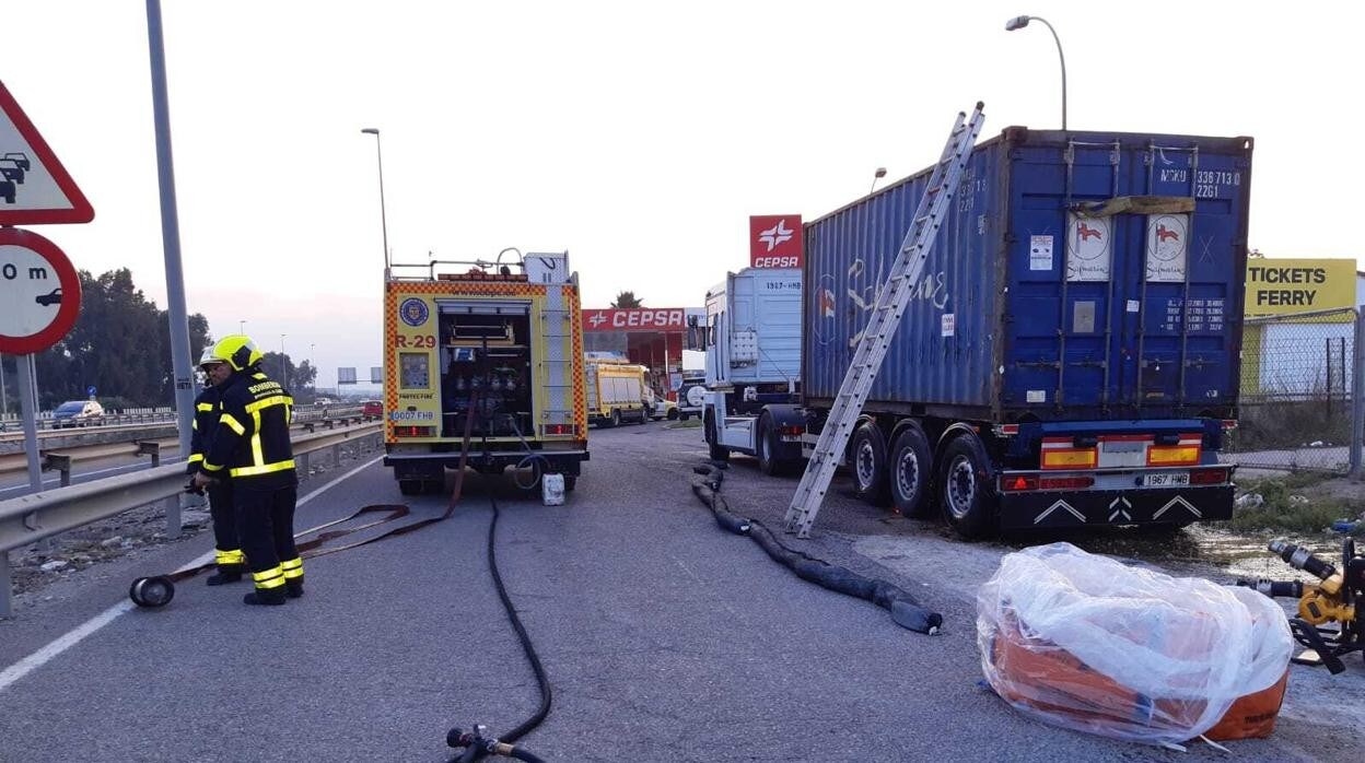 Un camión cargado de aceite vierte su carga en la A-7 a la altura de Los Barrios