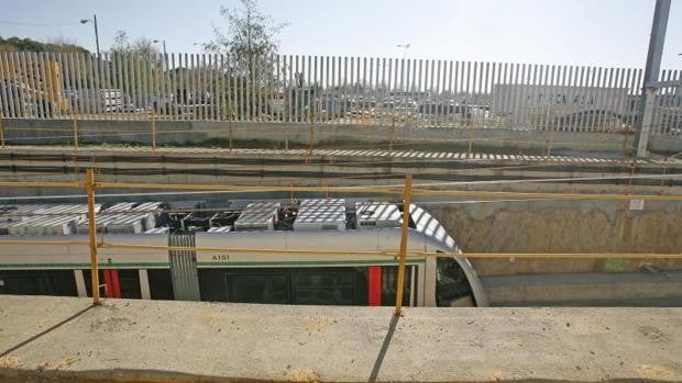 Un conductor ebrio se estrella con la puerta metálica de la estación de metro de Montequinto