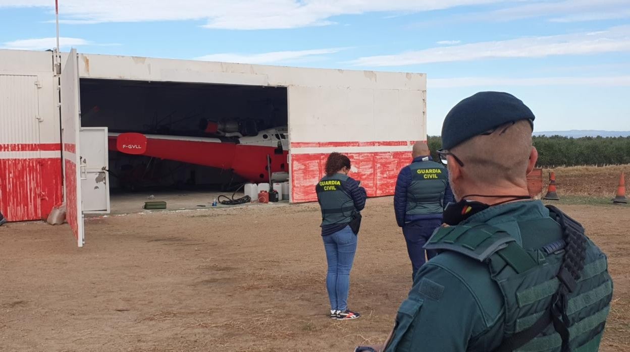 Las aeronaves están dentro de unos modestos hangares