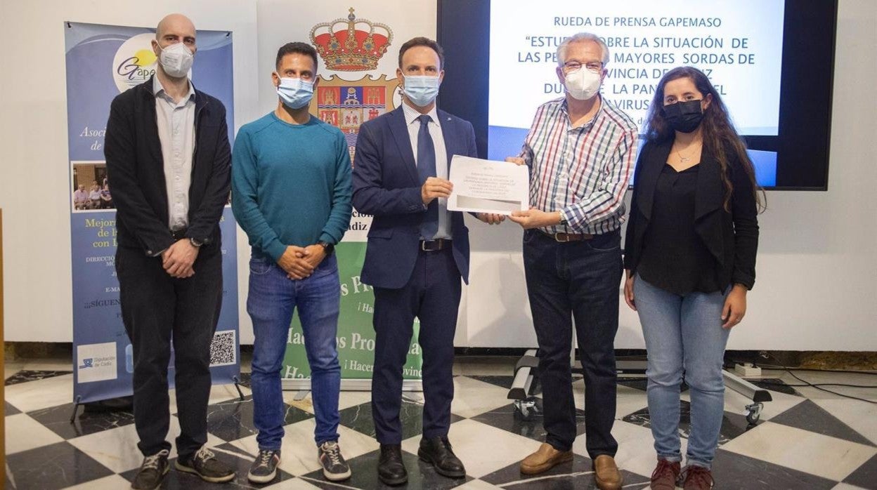 El diputado de Bienestar Social de la Diputación de Cádiz, David de la Encina, durante la presentación del informe junto a Gapemaso.