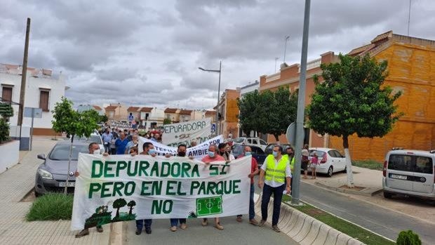 Los vecinos de Setefilla se encadenan contra la depuradora de aguas fecales en el parque infantil