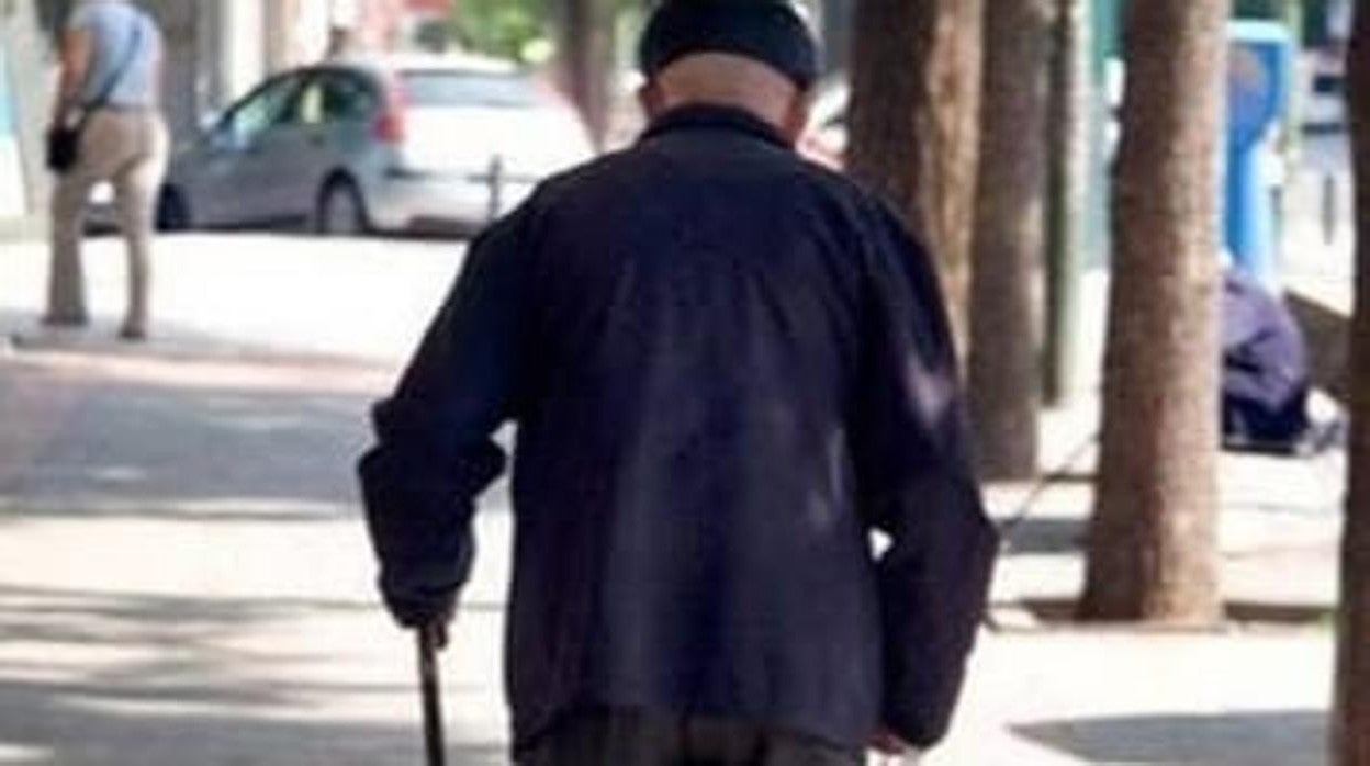 El anciano desorientado de Utrera paseando por las calles de Mairena del Alcor