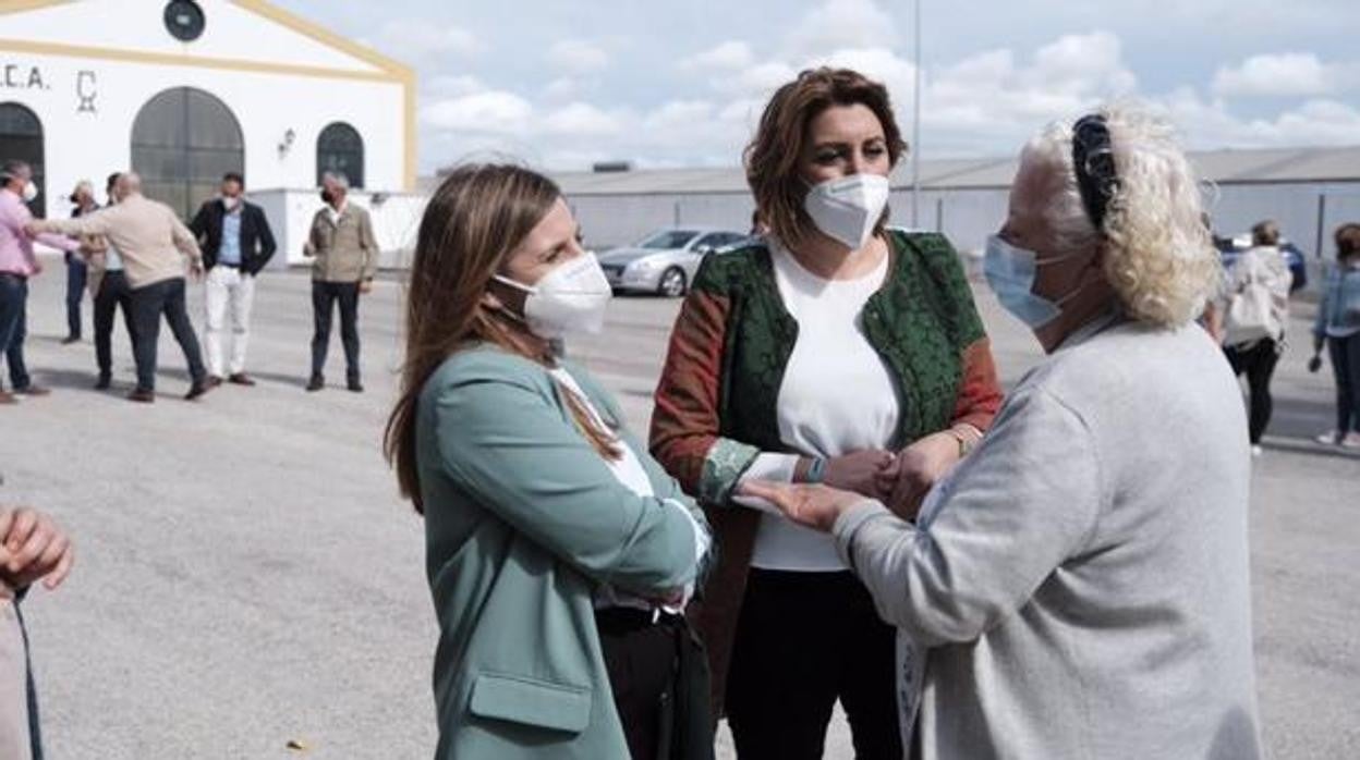 Irene García (izqda) y Susana Díaz (centro), en una visita de esta última a San Fenando el pasado abril.