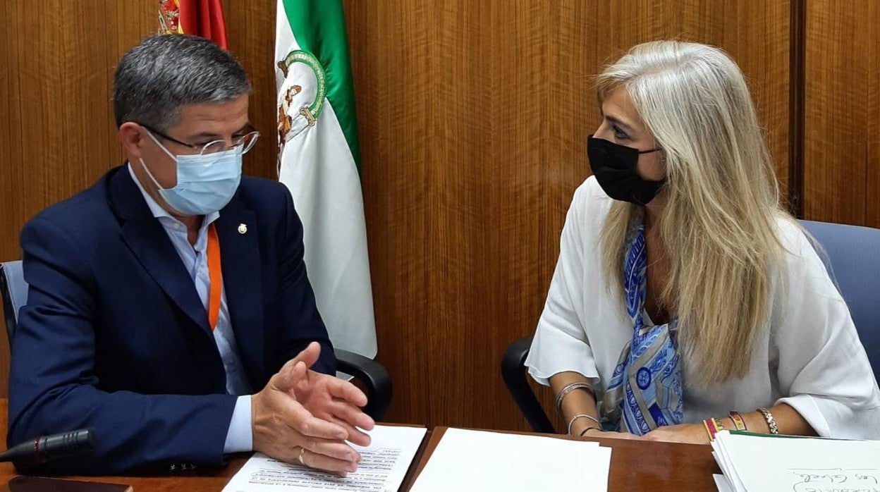 Ramón Peña junto a la consejera Patricia del Pozo