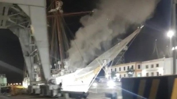 Susto en La Carraca por un incendio en el buque Juan Sebastián de Elcano