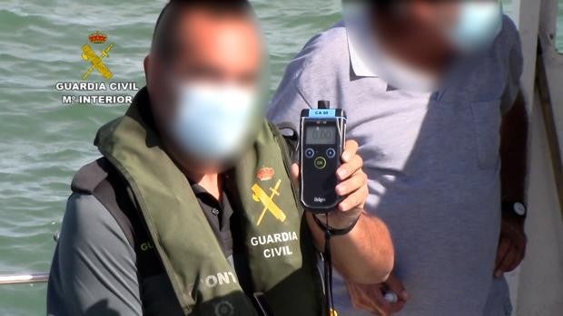 Controles de alcoholemia a los patrones de embarcaciones por la SailGP en Cádiz