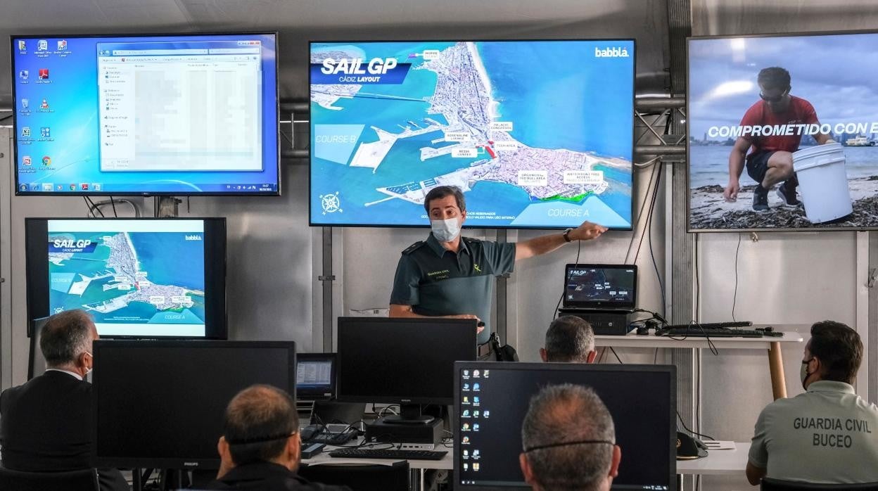 Sala del CECOR, el centro de operaciones de la seguridad de la Sail GP. El teniente coronel da instrucciones.