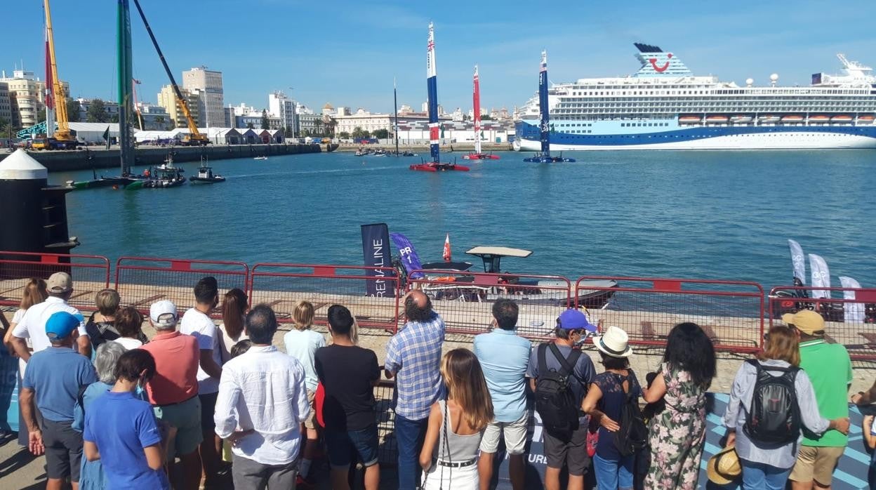 Gaditanos y turistas llenan las calles de Cádiz.