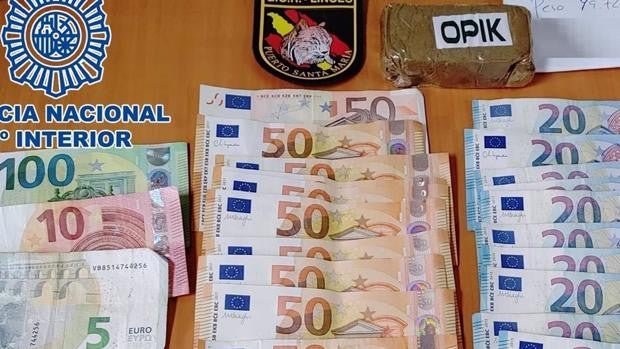 Detenidos en El Puerto con una pastilla de hachís de más de 100 gramos y más de 1.000 euros