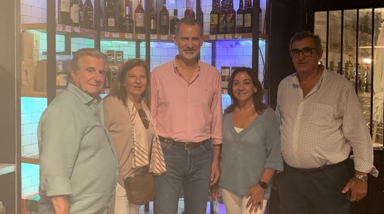 El Rey, junto a Mikel Elorza, Mila bustelo, Guadalupe Manrique y Francisco Fernandez de Mesa. en el interior de El chicuco.