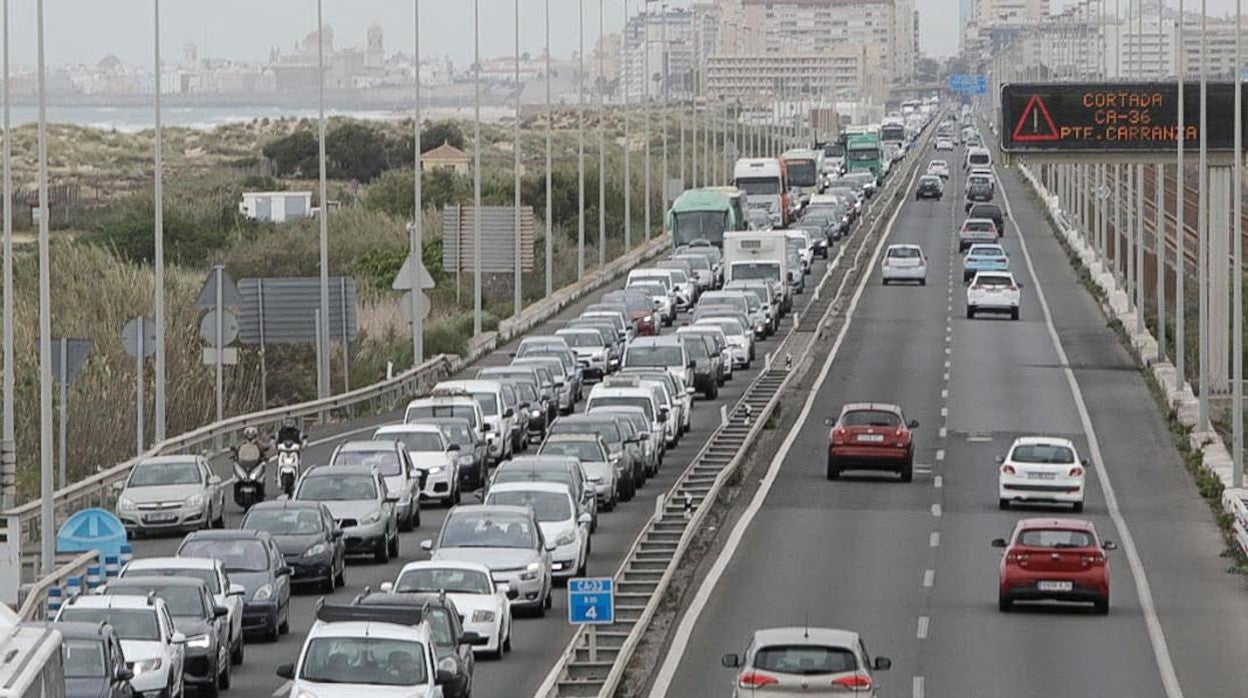 Autovía de Cádiz a San Fernando en una jornada de atascos.