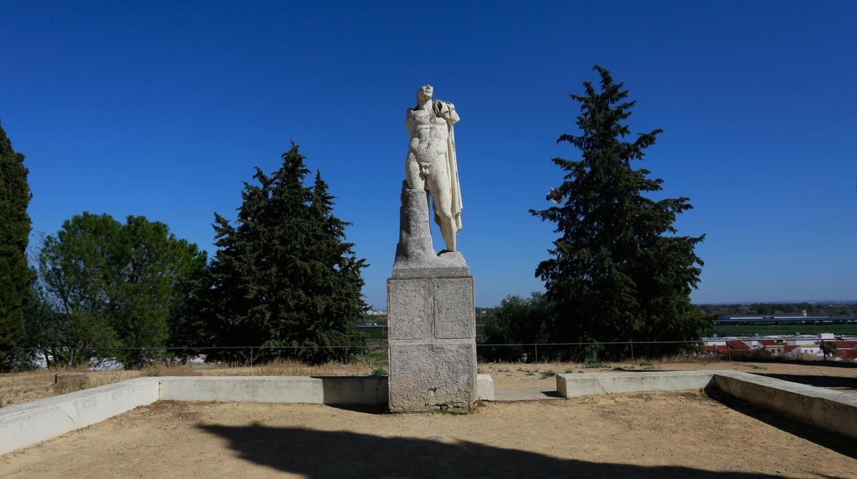 Estatua de Adriano, una de las joyas del conjunto arqueológico de Itálica