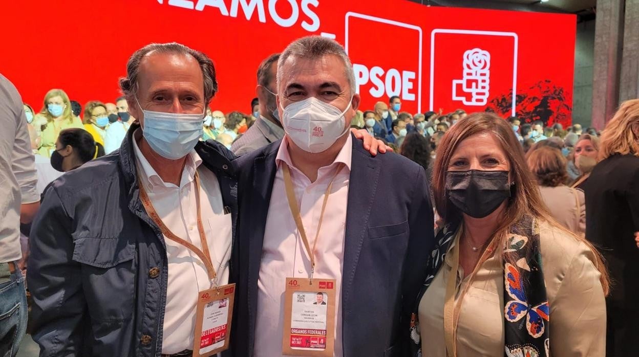 Irene García y José María Román, junto al Secretario de Organización, Santos Cerdán, en el 40 Congreso.