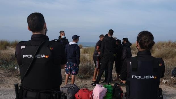 Una patera con 26 migrantes eleva a 72 las personas rescatadas este domingo