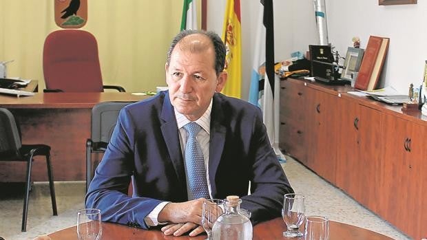 El alcalde de El Cuervo crea un plan de empleo joven del que se beneficiará su hijo