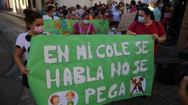 Coria del Río se echa a las calles para «rechazar con contundencia» la agresión a dos profesoras