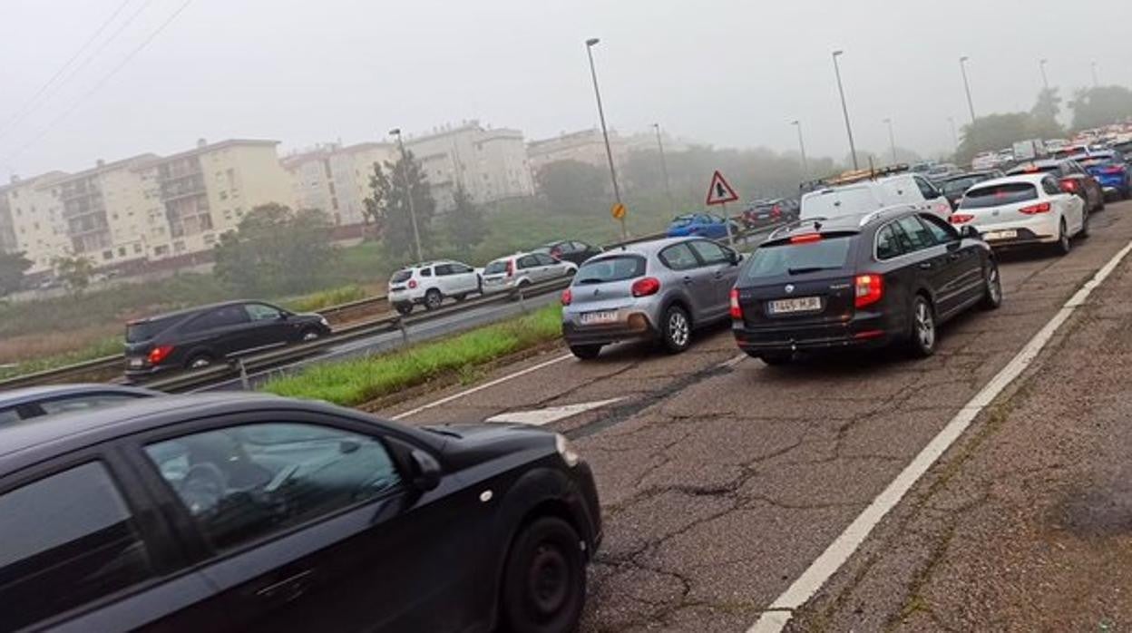 Un accidente ha provocado largas retenciones en los accesos a Sevilla desde el sur del Aljarafe