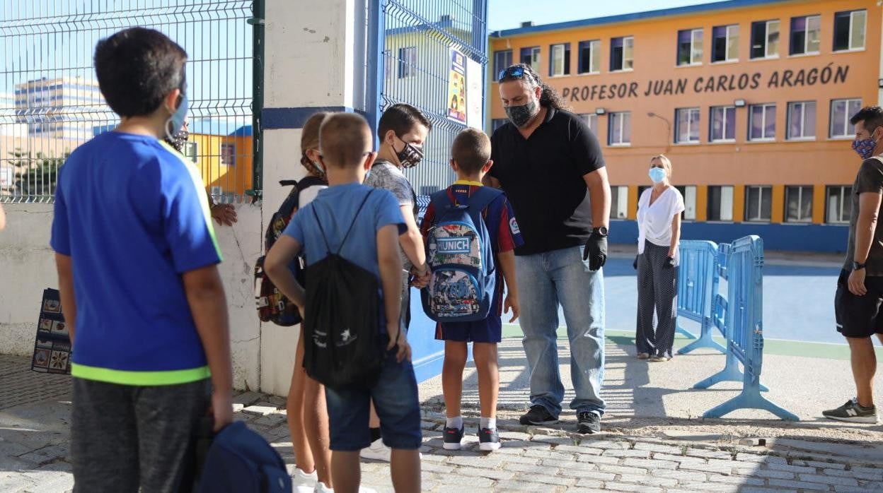 Mascarillas en los patios de colegios