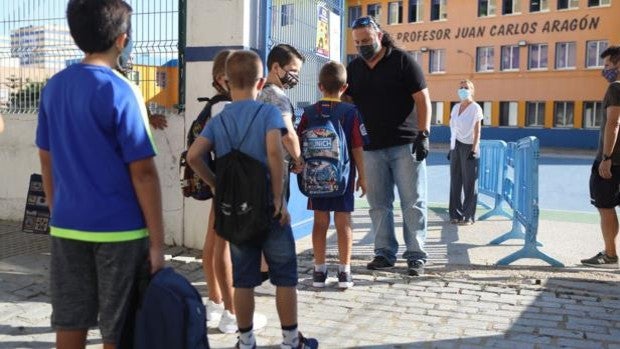 Las mascarillas dejarán de ser obligatorias en los patios de los colegios