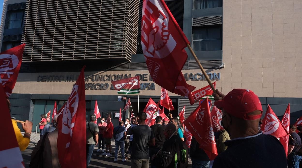 Concentración de trabajadores del Metal este jueves frente a la sede de la CEC