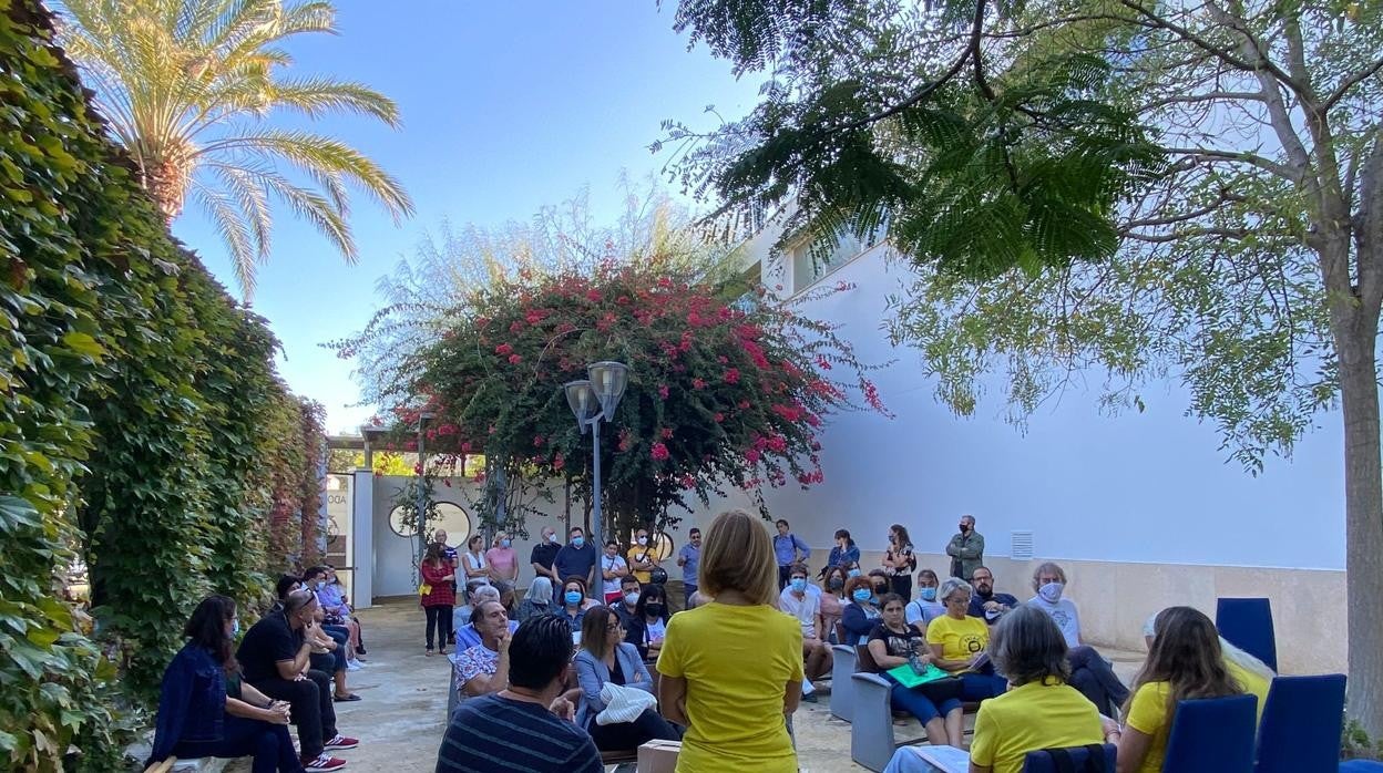 Los trabajadores, reunidos en la asamblea que aprobó secundar la jornada de huelga.