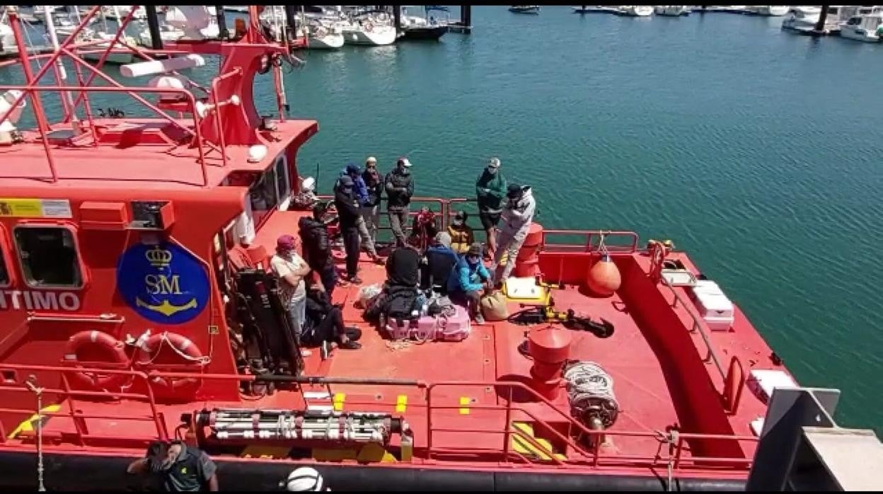 Inmigrantes llegan al puerto de CÁdiz, en una imagen de archivo.