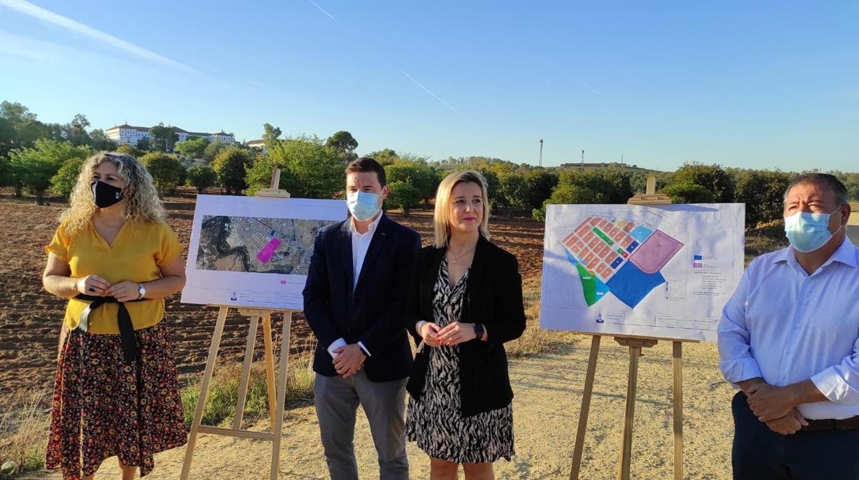 La alcaldesa de Alcalá de Guadaíra (centro), Ana Isabel Jiménez, junto a tres de sus concejales