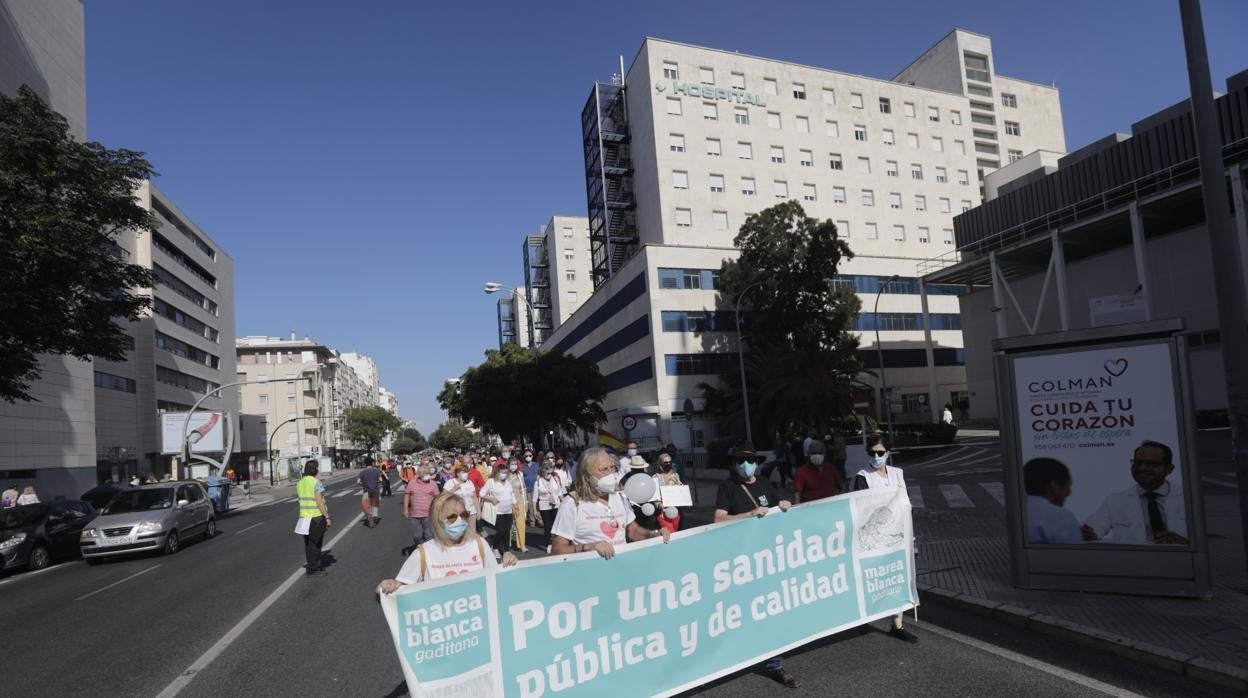 Cabeza de la marcha, que ha partido del Hospital Puerta del Mar