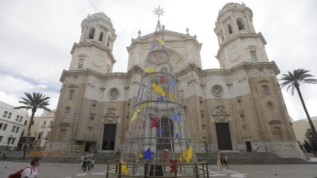 Cádiz ya luce su alumbrado de Navidad