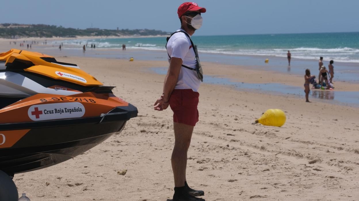 Servicio de Cruz Roja en una playa del municipio.