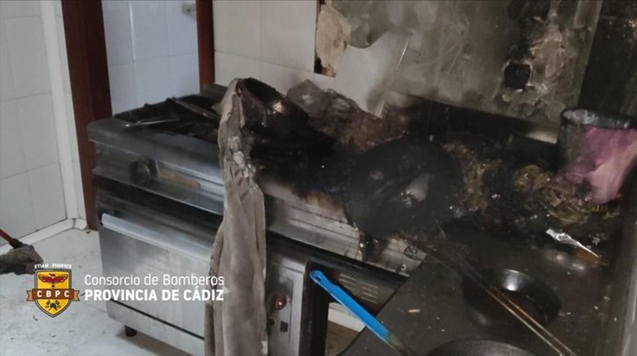 Sale ardiendo la cocina de un bar de Cádiz enla calle Marqués de Comillas