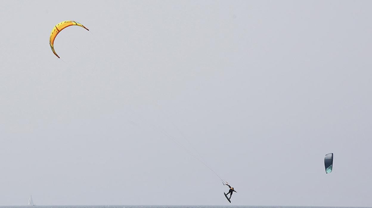 Muere un kitesurfista en Tarifa tras sufrir una caída