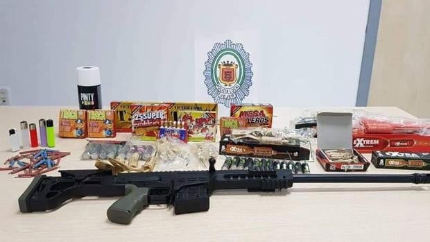 La Policía Local de Vejer incauta numeroso material pirotécnico y un arma de aire comprimido