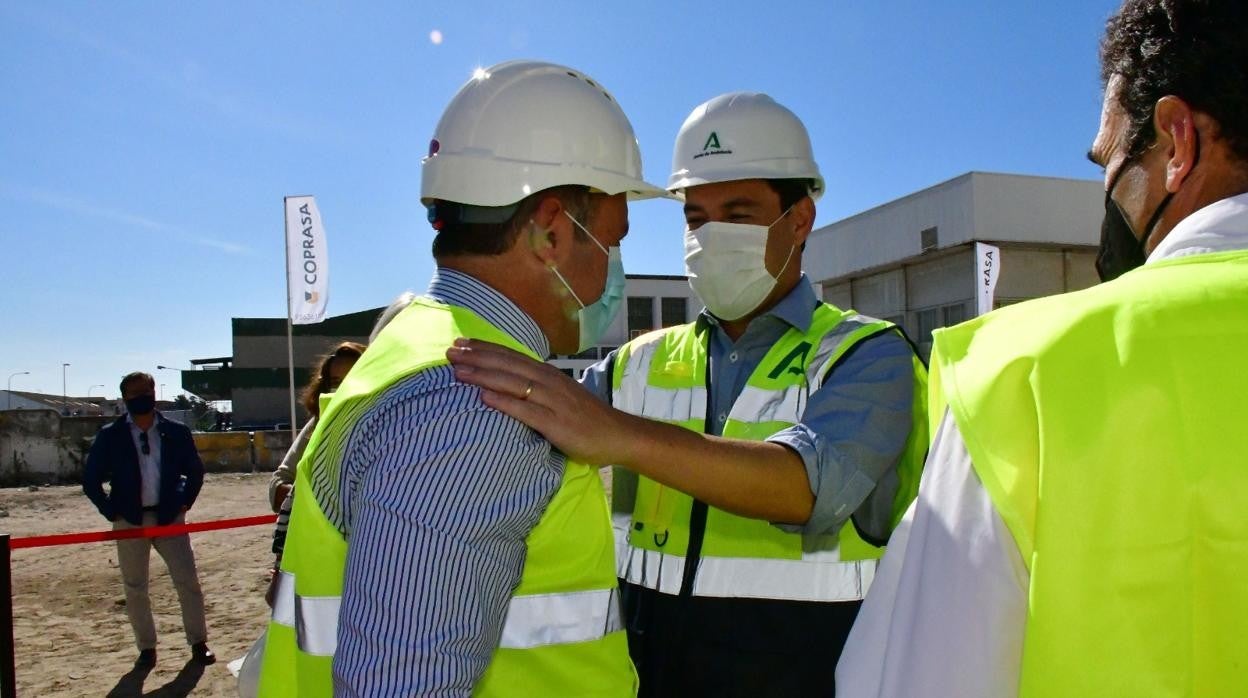 Juanma Moreno, junto a Juancho Ortiz, en la colocación de la primera piedra de Matadero Sur.