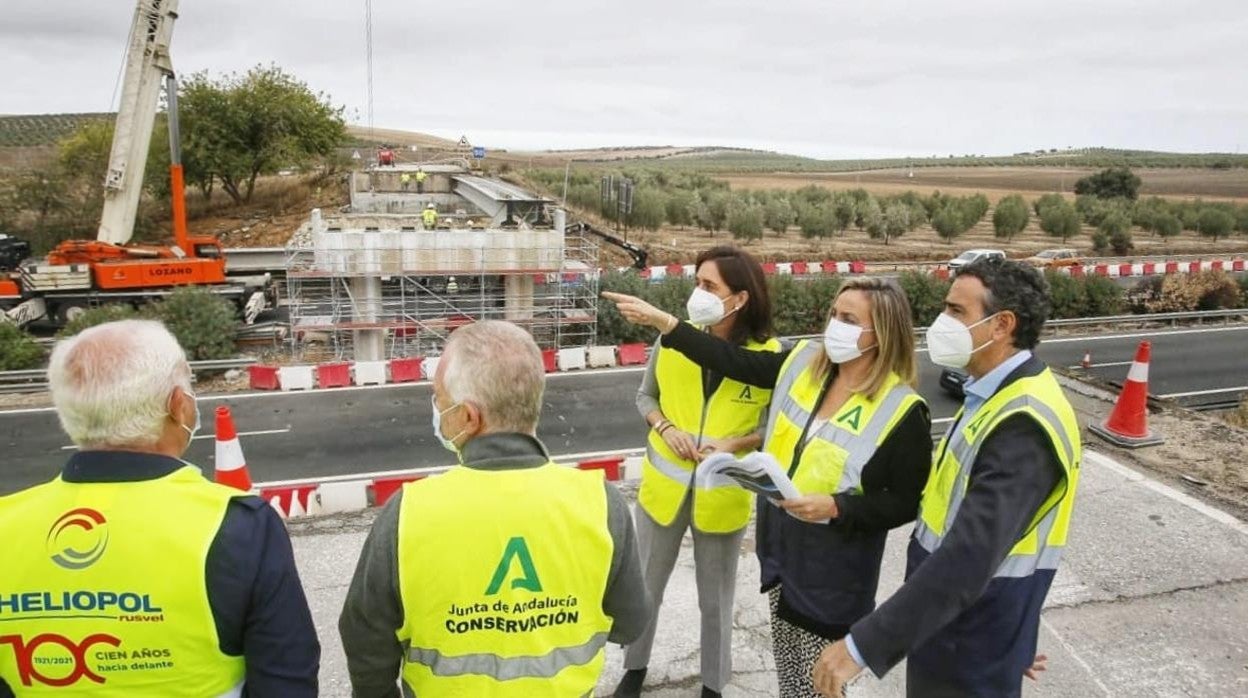 La consejera de Fomento, Marifrán Carazo, durante la visita a las obras