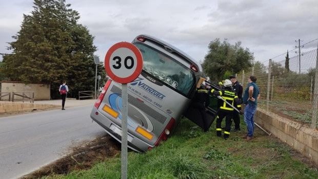 Un autobús escolar acaba volcado en la carretera en Arcos